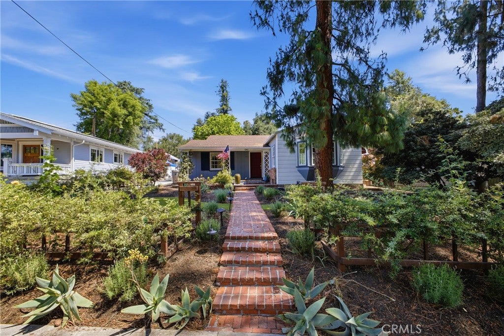 541 E Woodbury