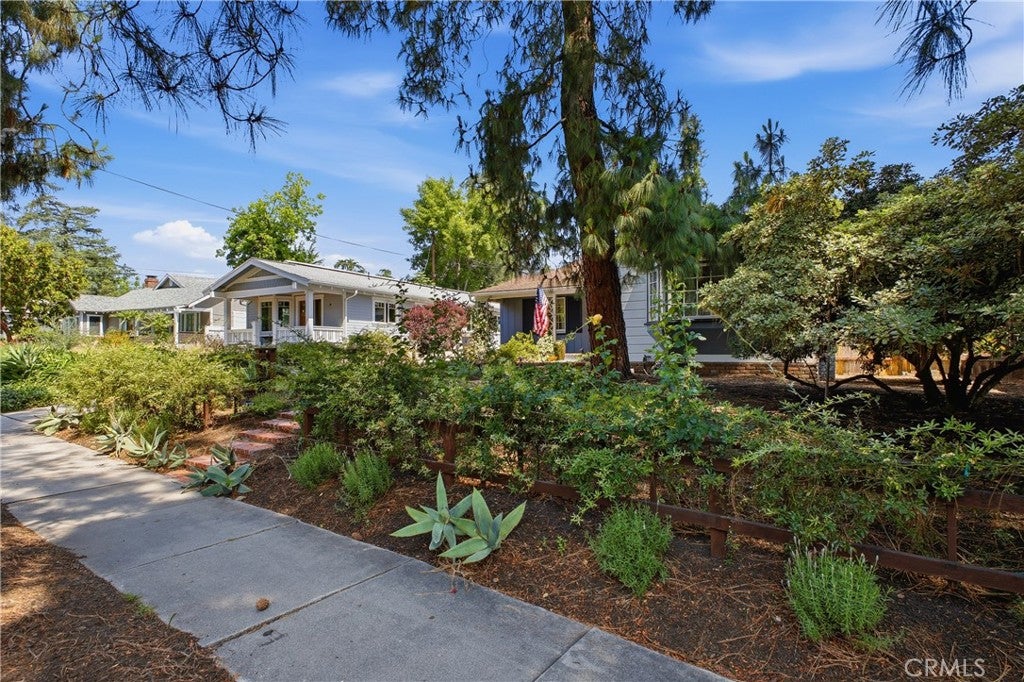 541 E Woodbury