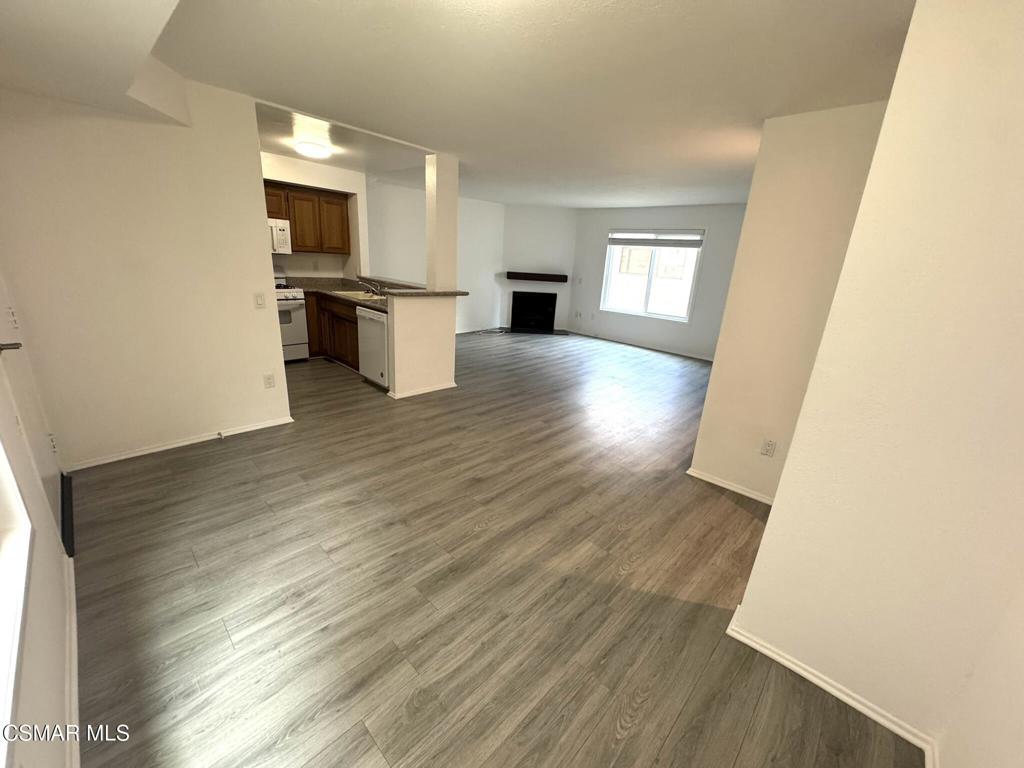 1 bedroom, 1 bath updated apartment in highly desirable Sherman Oaks close to shopping, schools, studios, parks. Main level, new carpet and paint, remodeled kitchen and bath. Common laundry room. Subterranean tandem parking.