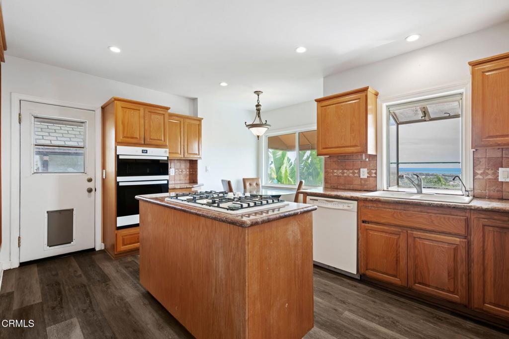 Ventura, California, 93001, United States, 3 Bedrooms Bedrooms, ,2 BathroomsBathrooms,Residential,Active,2031408
