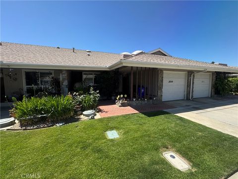 Photo of 18914 Circle Of The Oaks, Newhall, CA 91321 (MLS # DW25242556)