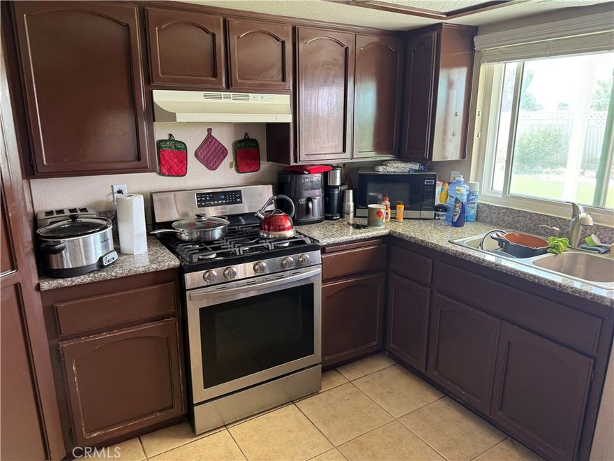 Beautiful peaceful views of mountains. Big lot to enjoy family gatherings with artificial grass to enjoy bbq. Shopping center and Schools minutes away