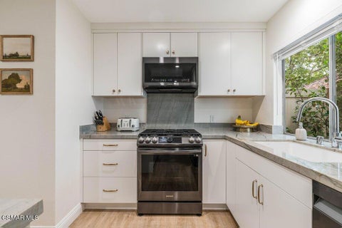 Tiny photo for 242 Green Lea Place, Thousand Oaks, CA 91361 (MLS # 226004322)
