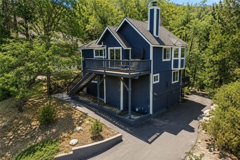 Photo of 28833 Manitoba Drive, Lake Arrowhead, CA 92352 (MLS # IG26113762)