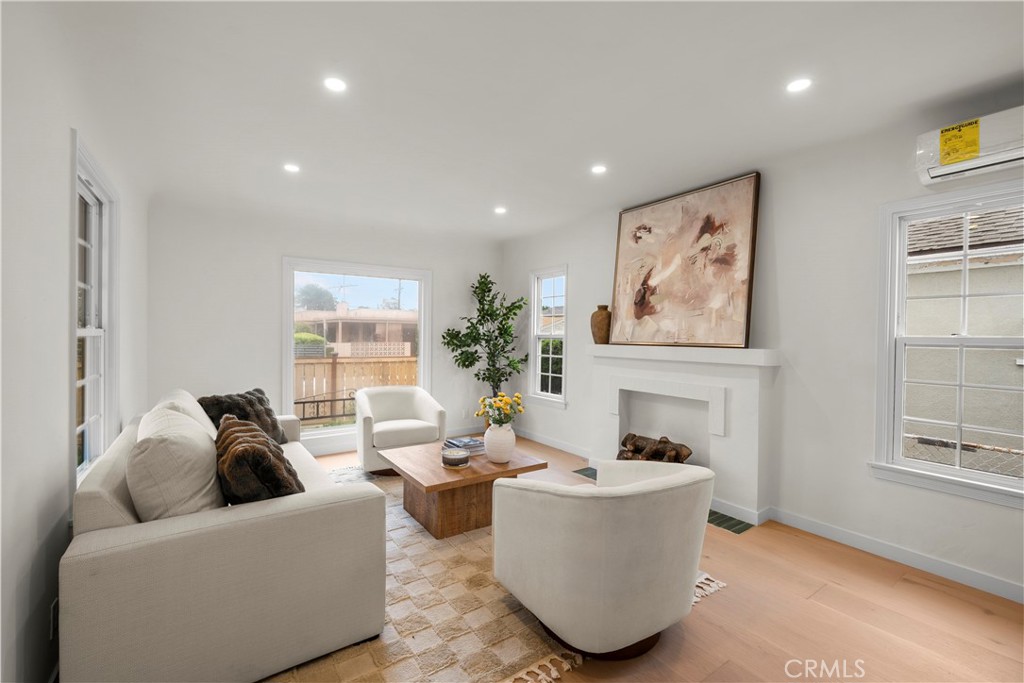 1045 N Alexandria