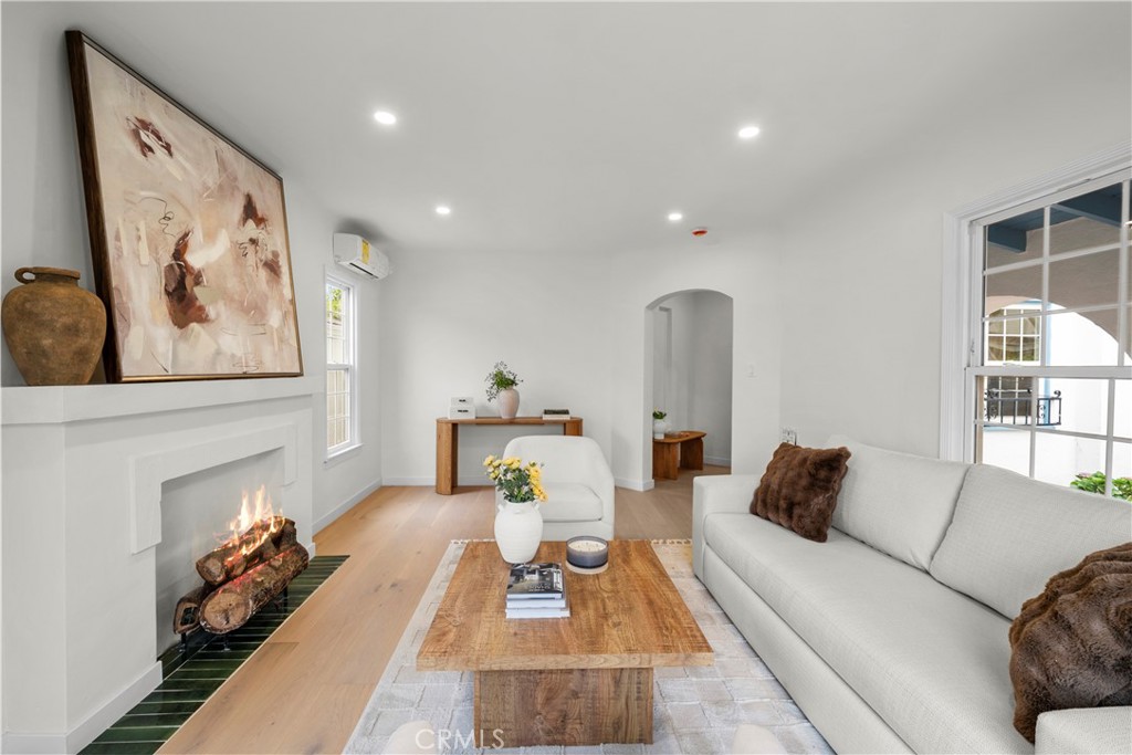 1045 N Alexandria