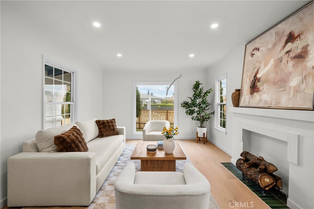1045 N Alexandria