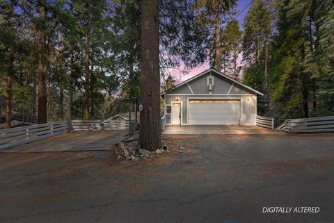 Photo of 810 Oakmont Lane, Lake Arrowhead, CA 92352 (MLS # 219142157DA)