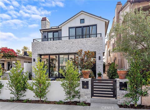 Photo of 434 1/2 Goldenrod Avenue, Corona Del Mar, CA 92625 (MLS # NP26162308)