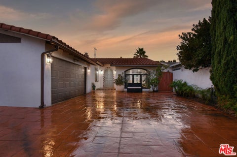 Photo of 5507 Hermitage Avenue, Valley Village, CA 91607 (MLS # 26994677)