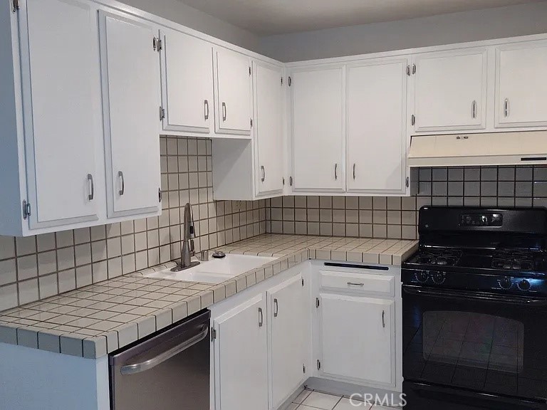 Welcome to this bright and spacious 2-bedroom, 2-bath condo in the heart of Tarzana just minutes from Ventura Blvd, shops, restaurants, grocery stores, and easy freeway access. The unit features an open floor plan with hardwood floors and central A/C, perfect for comfortable living and entertaining.
The gated community offers resort-style amenities, including three sparkling pools, two spas, BBQ areas, a playground, and community laundry facilities. Parking is a breeze with one assigned covered space (including private storage) plus an additional gated parking spot with permit.
Don't miss your chance to own in this well-maintained Tarzana complex with everything you need right at your doorstep!
One-Year Lease.