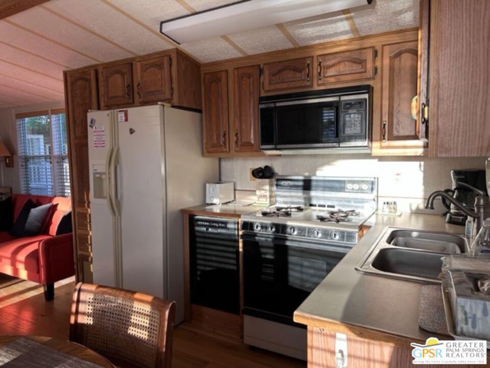 Desert Shadows Rv Re - Residential Lease