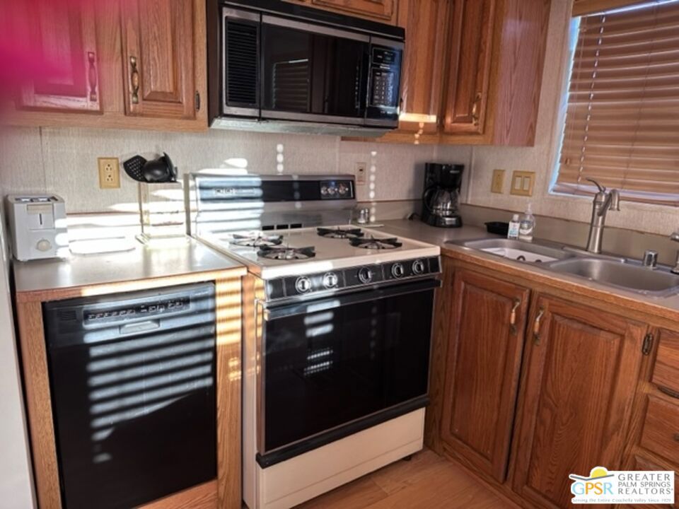 Desert Shadows Rv Re - Residential Lease