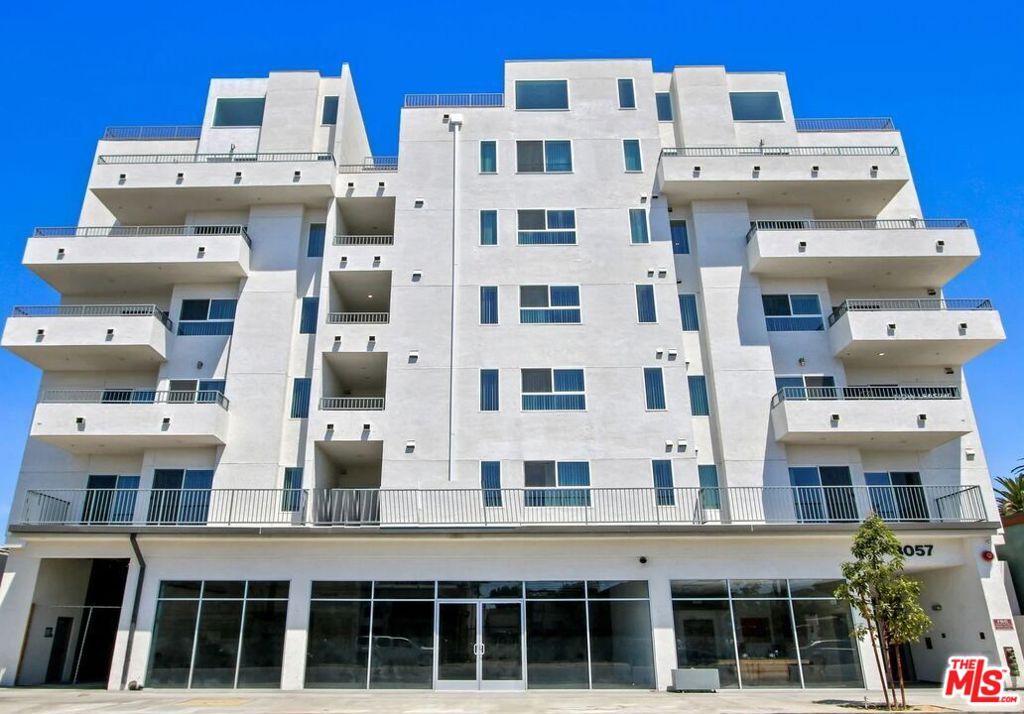 * Security Deposit of ONLY $500 for qualified applicants for a Limited Time and Now Offering up to 8 Weeks free of rent* Base Rent $3,150; The listed rate already reflects the free rent Concession as Net Effective Rate. Welcome to Decollage Apartments, Los Angeles. Our prime location in the heart of the city offers unparalleled convenience for commuters. Imagine residing in a spacious unit at the Decollage, where upscale living meets modern amenities. Amenities featuring Guest Parking, Fitness center, Clubhouse, On-site Security features, an Intercom system, and Rooftop amenities designed for your convenience. Each unit is equipped with luxury appliances, including a dishwasher, gas stove, refrigerator, and In-Unit washer and dryer, as well as spacious walk-in closet to enhance your lifestyle. Please note that the images provided are of SIMILAR UNITS, and both prices and concessions are subject to change at any time. The actual unit is NOT a LOFT. Broker does not guarantee the sf (size) of the unit.