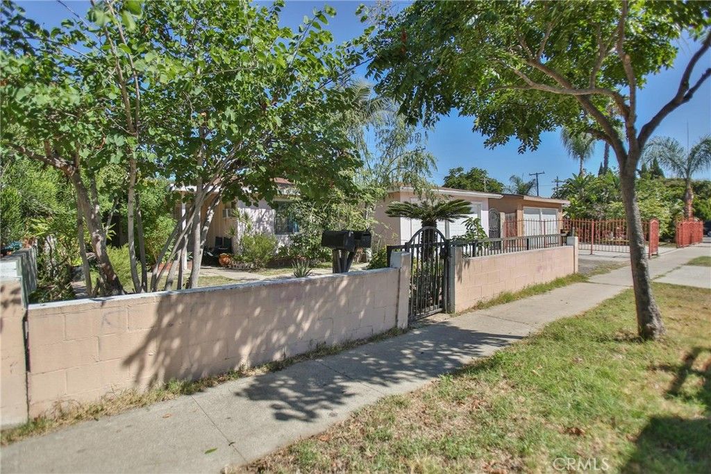 Photo of 2525 W 10th St, Santa Ana, CA 92703 (MLS # PW26094869)