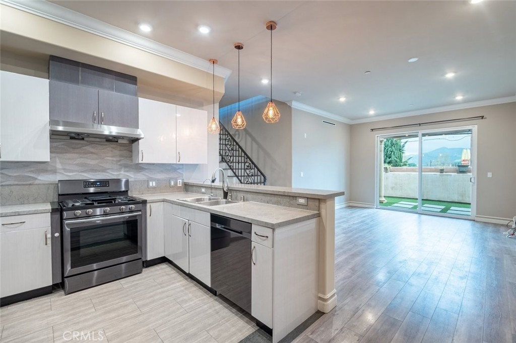 Properties 1 201 N Reese Place 207