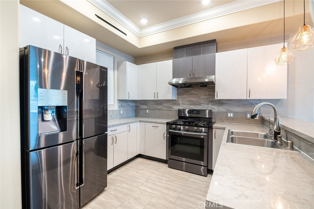 Properties 3 201 N Reese Place 207