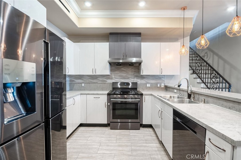 Properties 2 201 N Reese Place 207