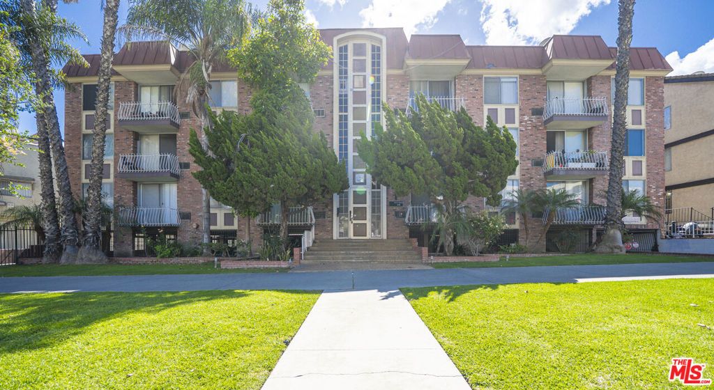 Photo of 210 S La Fayette Park Place #102, Los Angeles, CA 90057 (MLS # 26724089)