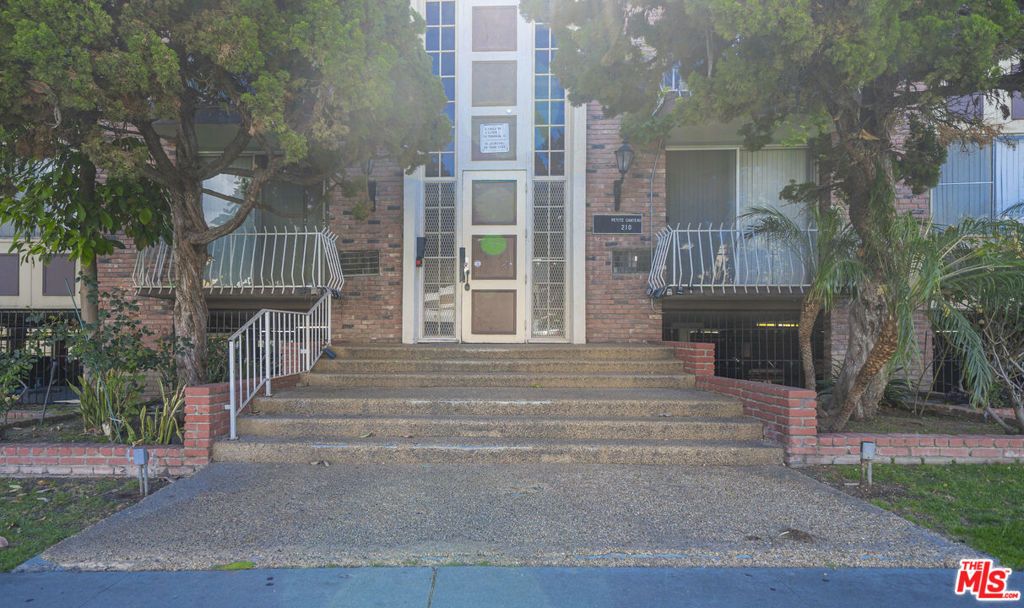 Photo of 210 S La Fayette Park Place #102, Los Angeles, CA 90057 (MLS # 26724089)