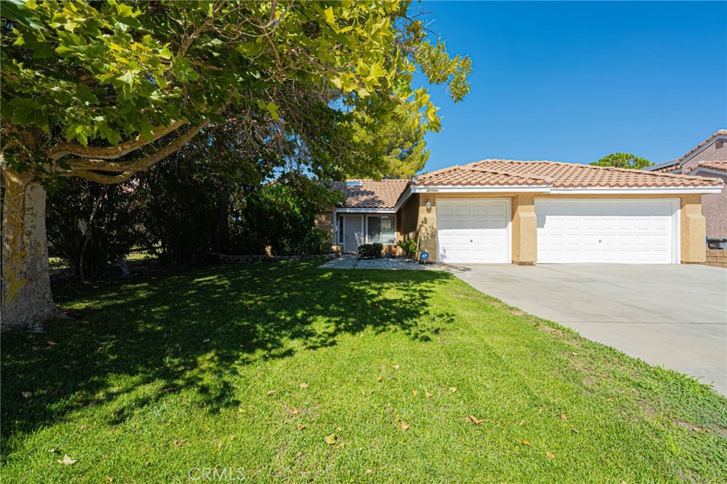 Bright & Spacious 3-Bedroom Home in Prime Palmdale Location. Don’t Miss Out! Step into this inviting 3-bedroom, 2-bath single-family home boasting 1,672 sq ft of open living space, soaring high ceilings, and an abundance of natural light throughout. The generous 7,545 sq ft lot offers a large backyard, perfect for entertaining, play, or relaxing evenings. Located in one of Palmdale’s most desirable neighborhoods this home combines comfort, space, and unbeatable convenience. Homes in this location go fast, schedule your tour today before it’s gone!
_________________________________________________________________________________________________________
Casa luminosa y espaciosa de 3 recámaras en excelente ubicación de Palmdale. ¡No te la pierdas! Descubre esta acogedora casa unifamiliar de 3 recámaras y 2 baños, con 1,672 pies cuadrados de espacio abierto, techos altos y abundante luz natural en todo el interior. El amplio lote de 7,545 pies cuadrados cuenta con un gran patio trasero, ideal para reuniones, juegos o tardes de descanso. Ubicada en uno de los vecindarios más deseados de Palmdale, esta casa ofrece comodidad, amplitud y una conveniencia inigualable. ¡Las casas en esta zona se rentan rápido—agenda tu visita hoy antes de que se la lleven!