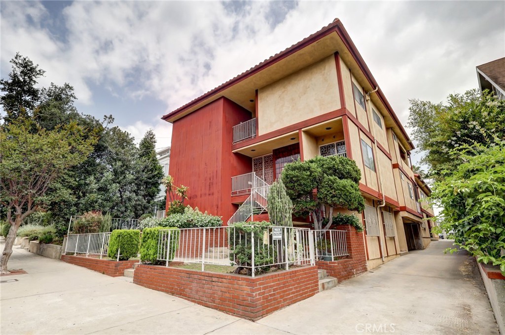 Properties 1 728 E Kensington Road