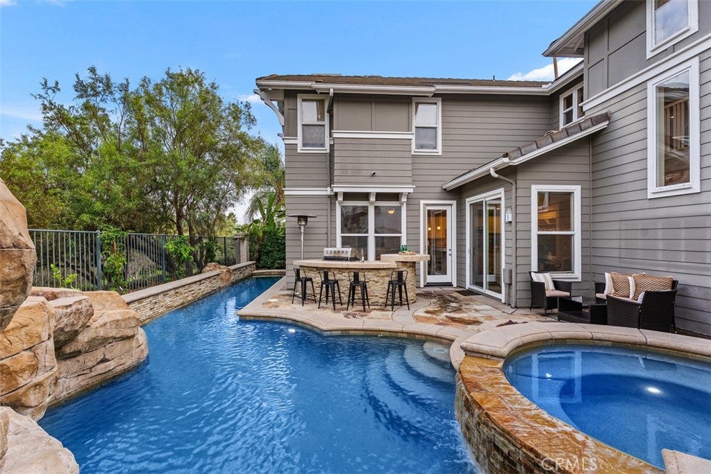 16 Vela Court