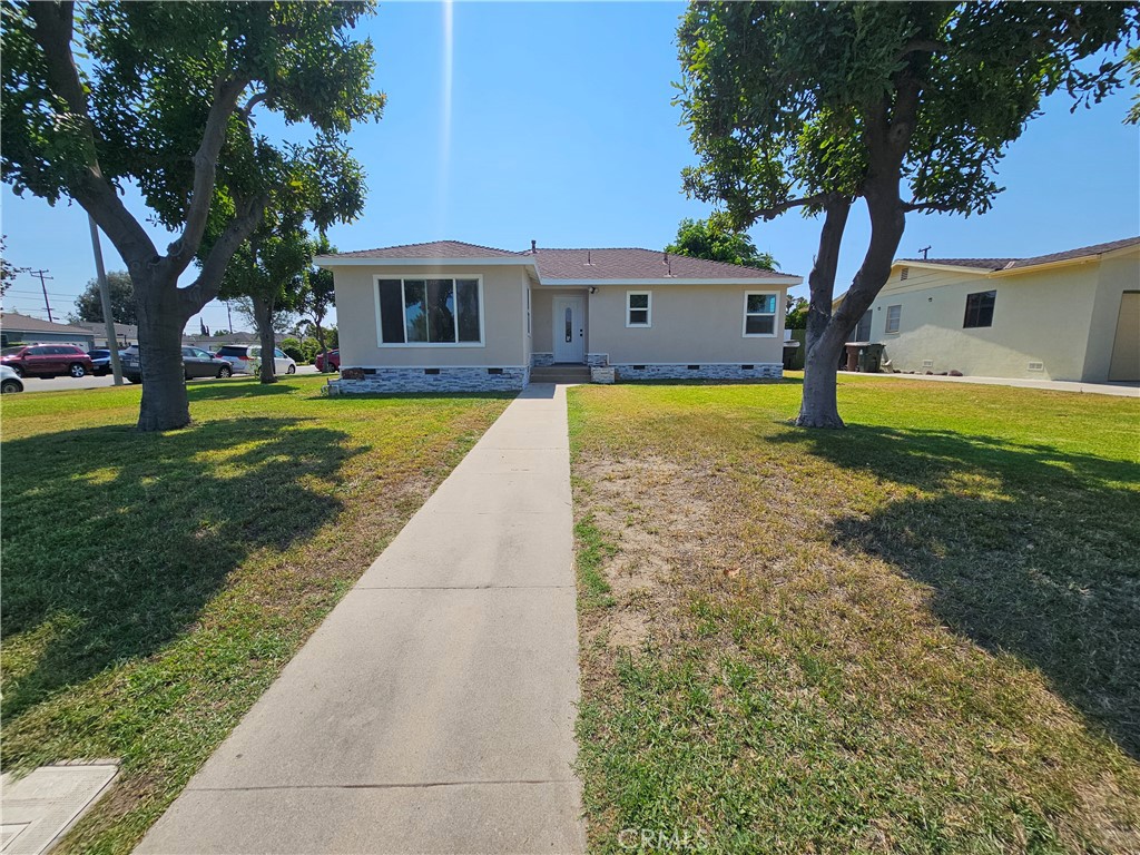 This is a beautifully remodeled 3 bedroom 1 bathroom triplex end unit. A very comfortable living space on a quiet street. Owner takes pride in his rentals. Enjoy a worry free rental with all the upgrades and water, gas, electricity all paid by owner. Close distance to CSUF and FJC, so grab those electric bikes and scooters. This unit wont last so hurry!!!