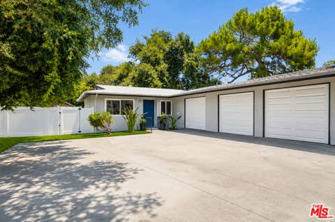 Photo of 1832 N Summit Avenue, Pasadena, CA 91103 (MLS # 26867445)