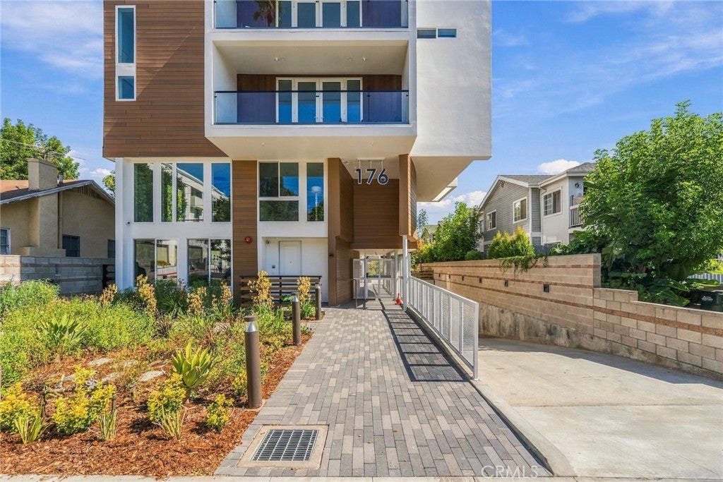 176 N Catalina Ave 404
