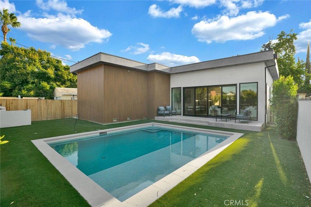 Photo of 6010 Lasaine Avenue, Encino, CA 91316 (MLS # SR25228583)