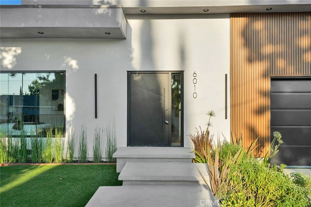 Photo of 6010 Lasaine Avenue, Encino, CA 91316 (MLS # SR25228583)