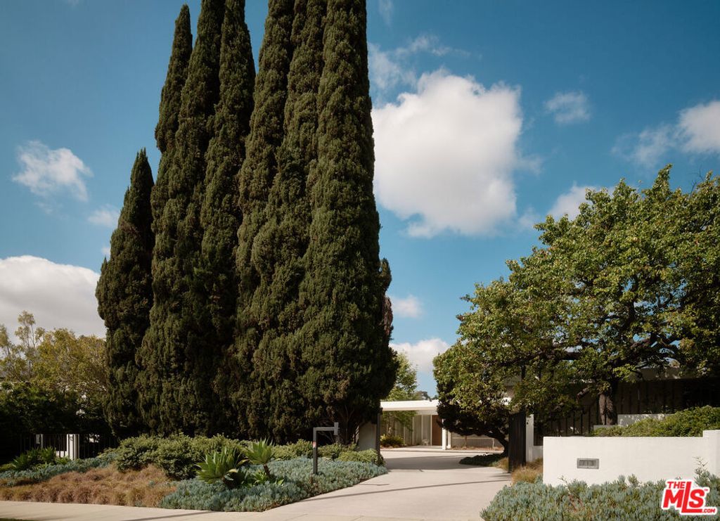 Photo of 713 N Hillcrest Road, Beverly Hills, CA 90210 (MLS # 26778667)