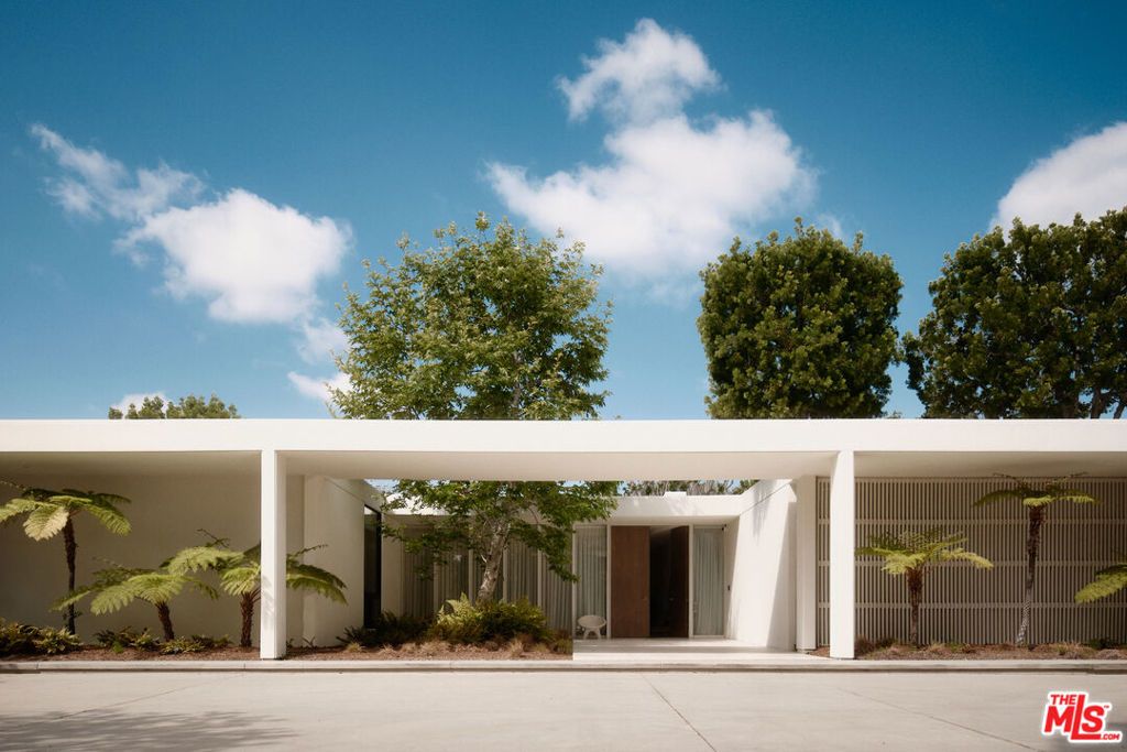 Photo of 713 N Hillcrest Road, Beverly Hills, CA 90210 (MLS # 26778667)