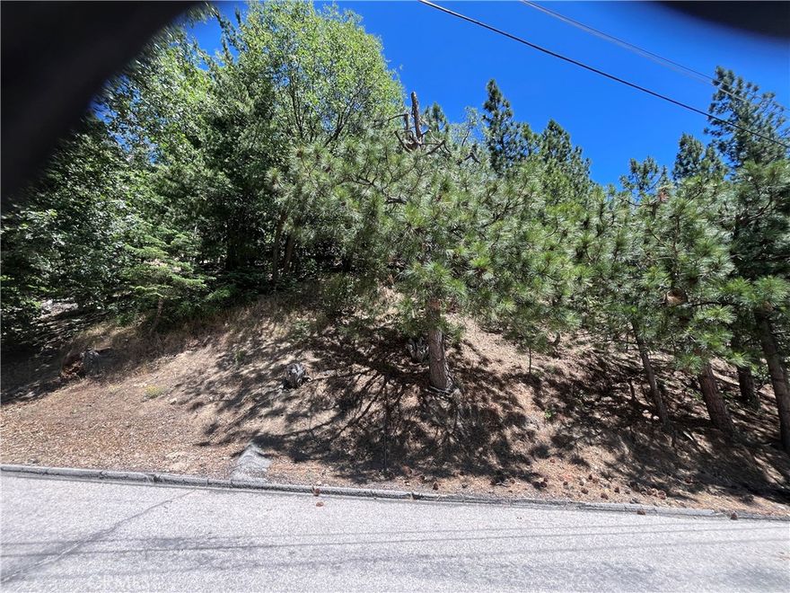 Wooded lot in the mountain community of Angelus Oaks for sale. A lot of people dream of building a mountain home, or a small, weekend cabin getaway up here. Experience the four seasons in this quiet mountain community! Located just twelve miles from Yucaipa and just a few more miles to Redlands.