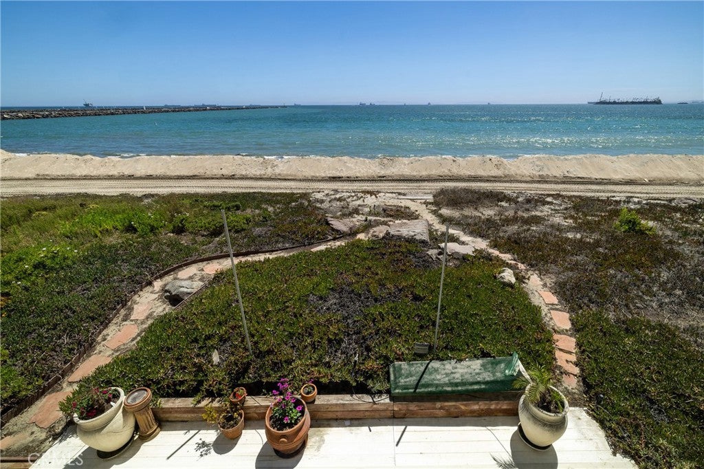 6911 E Seaside