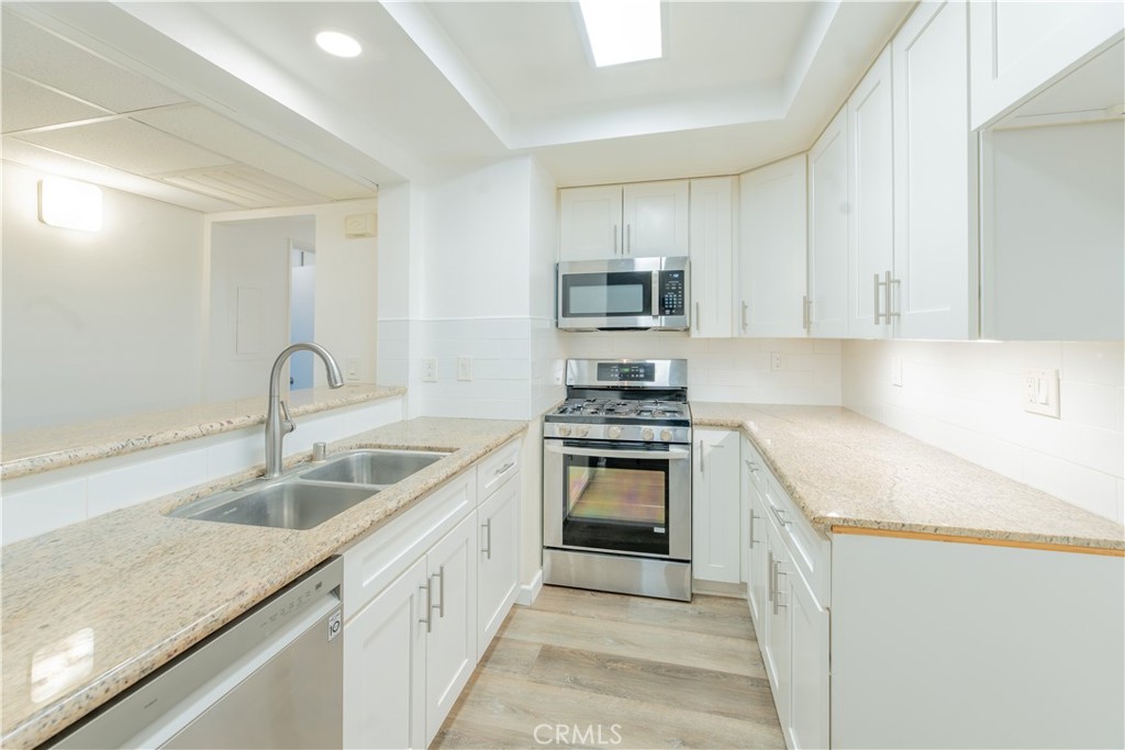 6275 Canoga 61