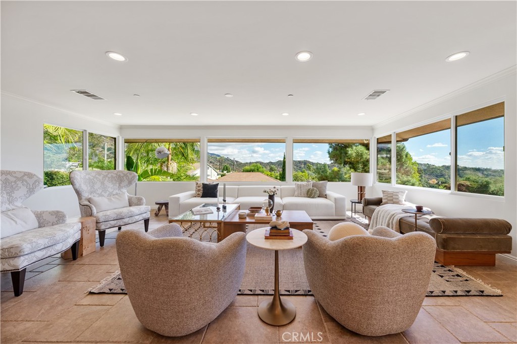 2047 Carolwood
