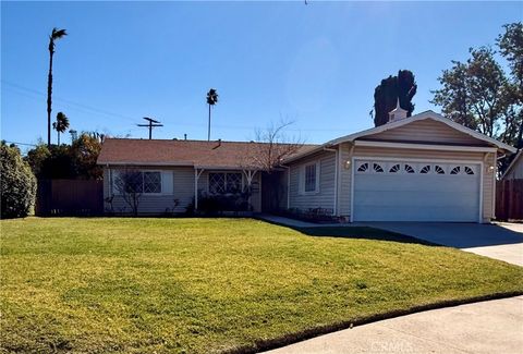 Photo of 6300 Kenwater, Woodland Hills, CA 91367 (MLS # SR26011522)