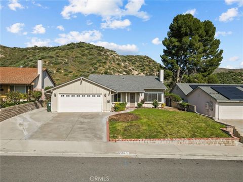Photo of 29716 Grandifloras Road, Canyon Country, CA 91387 (MLS # SR26055017)