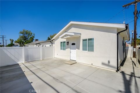 Photo of 7402 Riverton #1/2, Sun Valley, CA 91352 (MLS # GD25233585) Photo of 7402 Riverton #1/2, Sun Valley, CA 91352 (MLS # GD25233585)