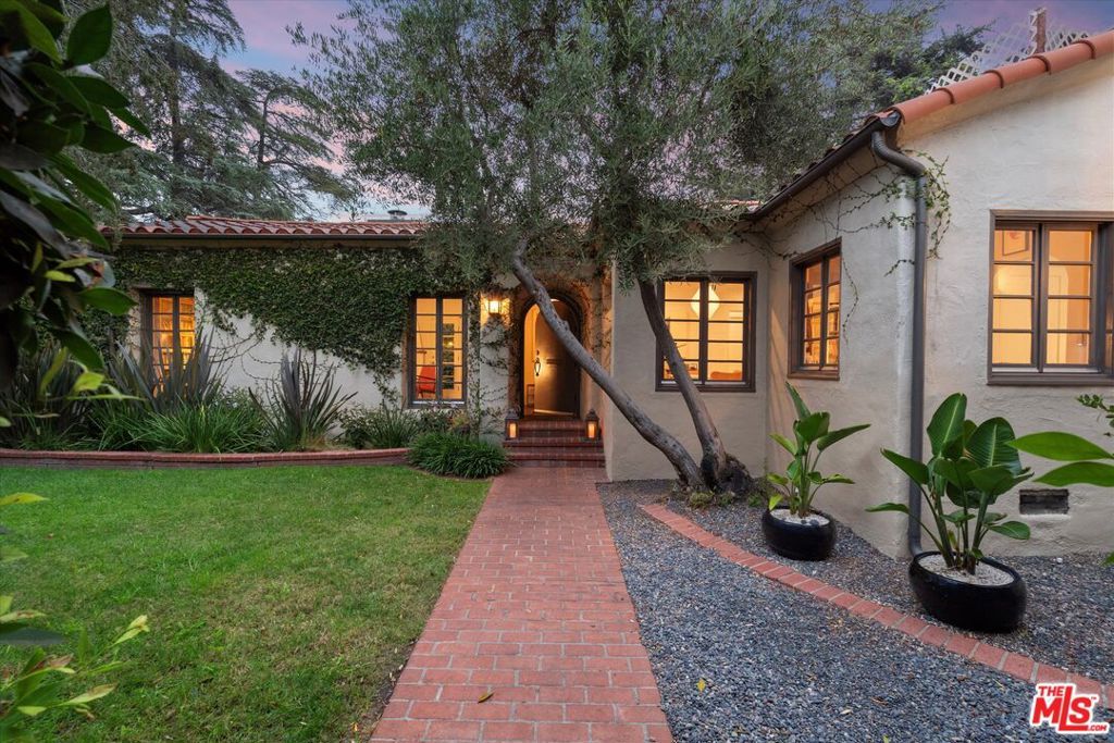 Photo of 404 N Kings Road, Los Angeles, CA 90048 (MLS # 25593923)