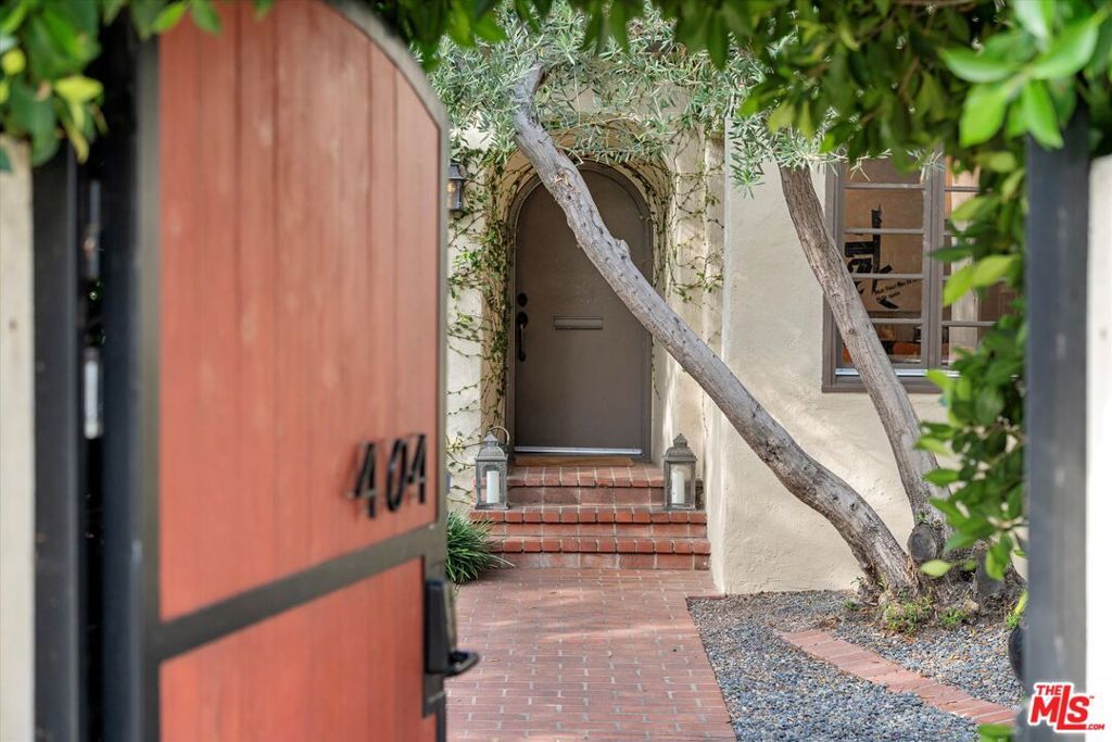 Photo of 404 N Kings Road, Los Angeles, CA 90048 (MLS # 25593923)