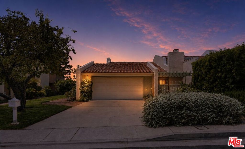 2755 Bottlebrush Drive