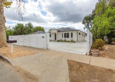 Photo of 14612 Vose, Van Nuys, CA 91405 (MLS # GD26193317)