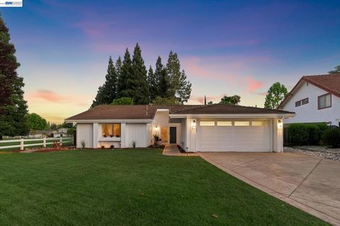 Photo of 238 Delta Pl, Danville, CA 94526 (MLS # 41134923)