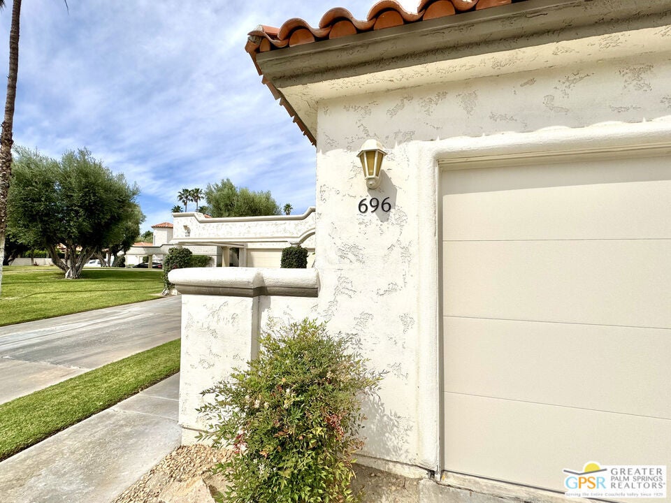696 Vista Lago Circle