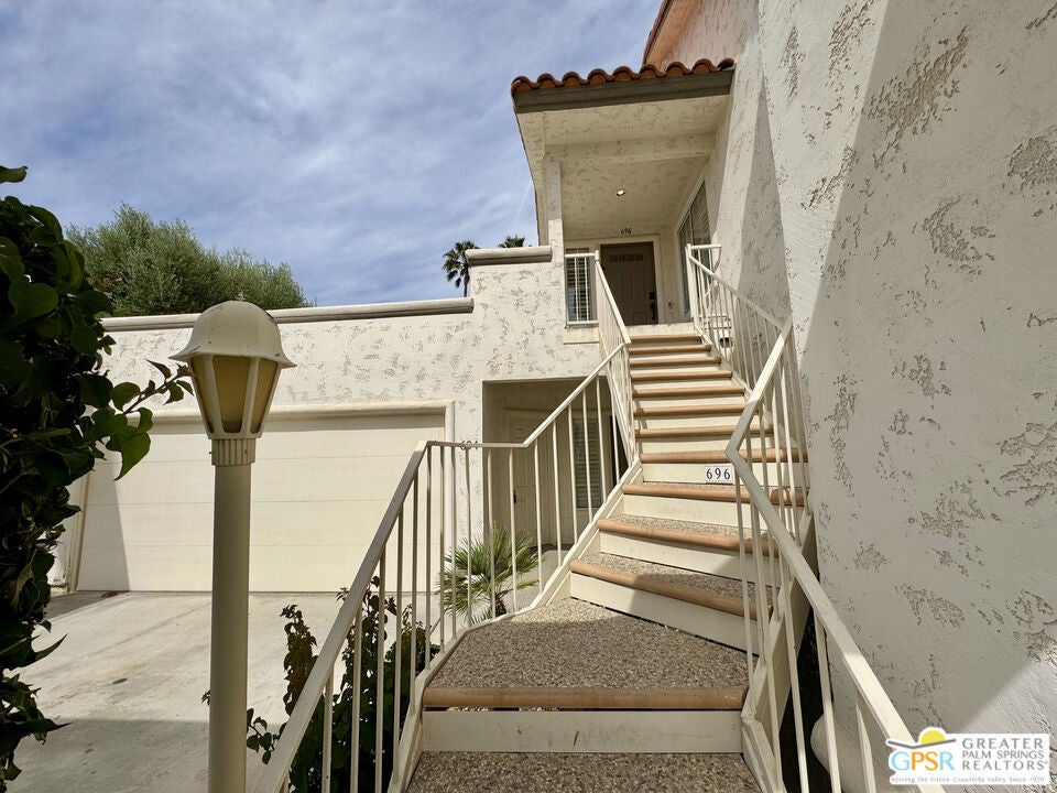 696 Vista Lago Circle