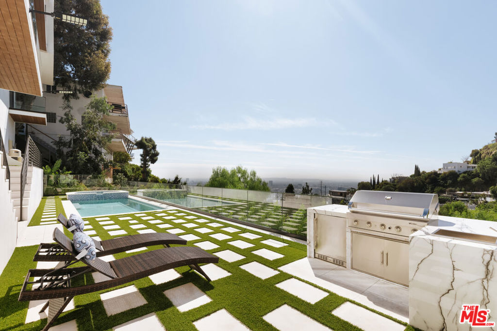 8566 Hollywood Boulevard