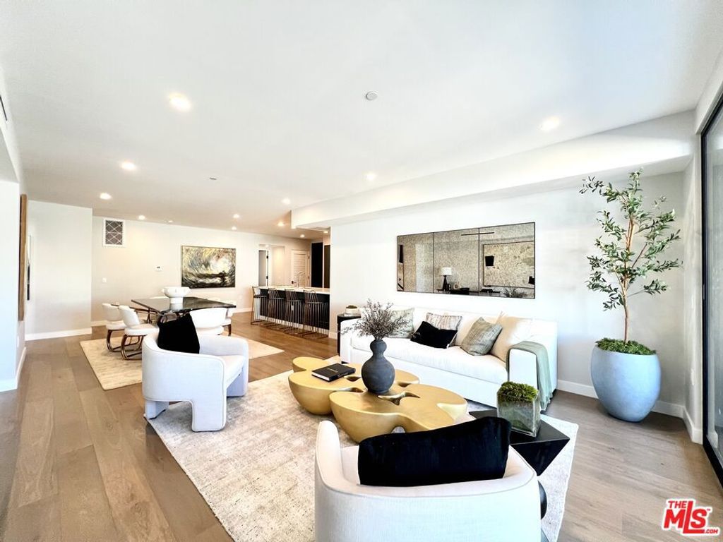 Photo of 1017 N Croft Avenue #302, Los Angeles, CA 90069 (MLS # 25584143)